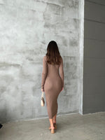 Încărcați imaginea în vizualizatorul Galerie, Rochie tricot cu decupaj #brown

