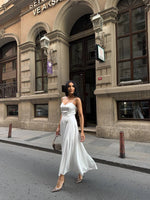 Încărcați imaginea în vizualizatorul Galerie, Rochie satin #white
